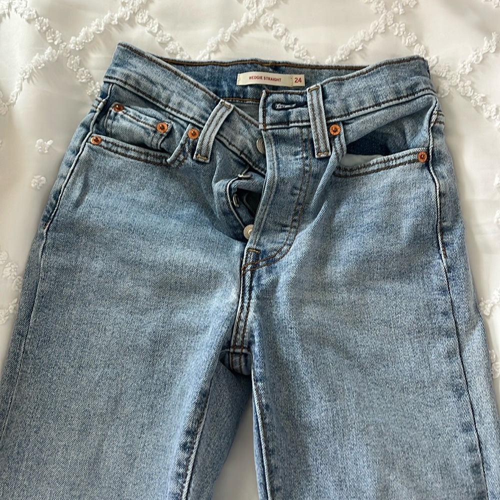 Levi’s Wedgie Straight ripped jeans size 24